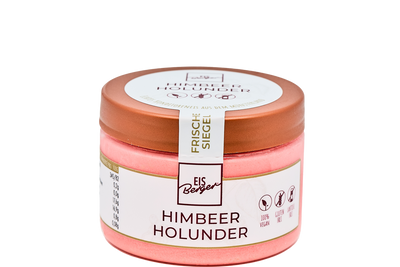 Ein rosa Glas Hofmanns Shop Premium-Eis Himbeere-Holunder mit veganen Sorbet-Symbolen und Kupferdeckel.
