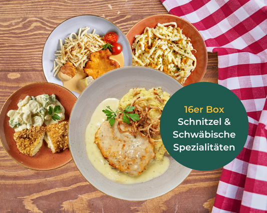Vier HOFMANNs Schnitzel-Box + „Schwäbische Spezialitäten“-Teller mit Salaten, stilvoll serviert.