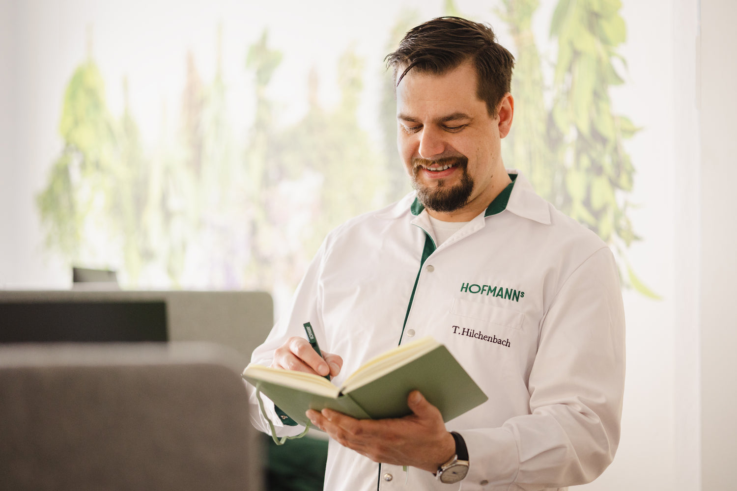 Koch schreibt in Notizheft