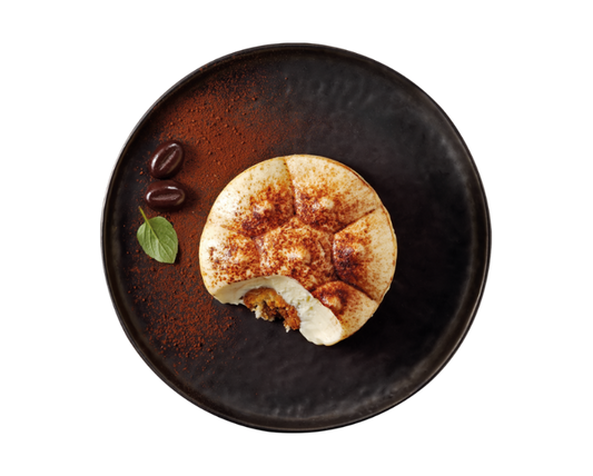 Tiramisu Klassik von Hofmanns Shop: runde Nachspeise mit Mascarponecreme, serviert mit Kaffeebohnen.