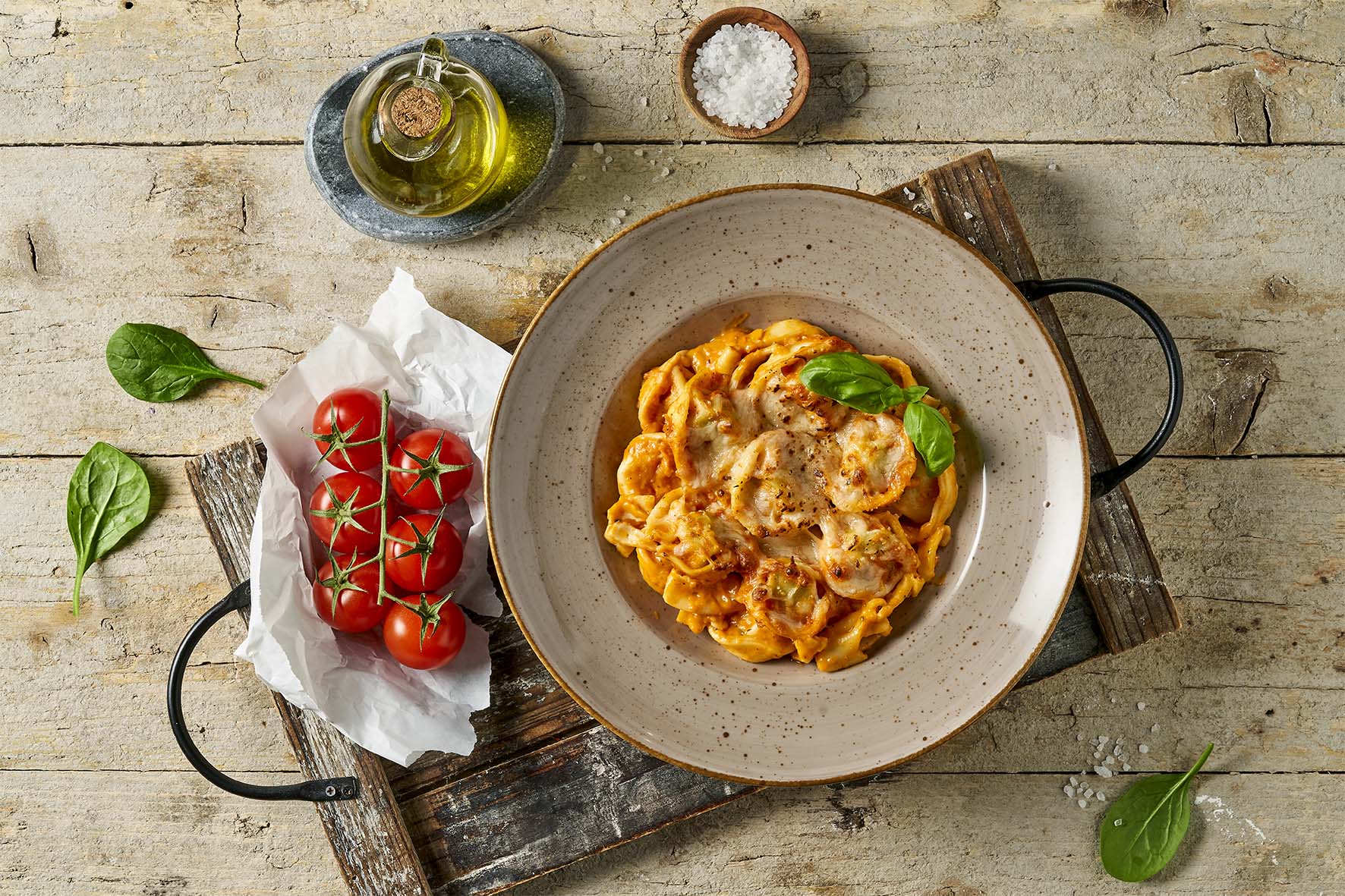 Sattmacher der Extraklasse von HOFMANNs: Ravioli, Kräuter, Tomaten & Fleischpflanzerl.