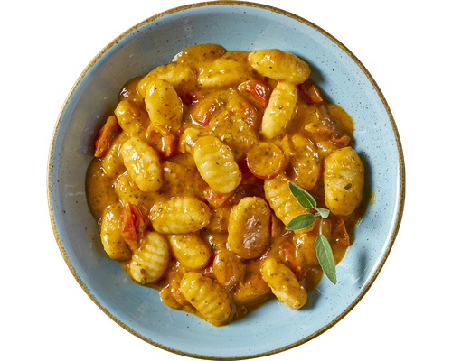 HOFMANNs Gnocchi alla Roma in cremiger Tomaten-Basilikum-Sauce mit Kirschtomaten und frischen Kräutern.