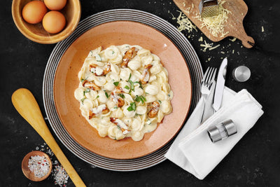 Ein Teller aus HOFMANNs Kunterbunt-Box + Italien-Box: Pasta mit Hähnchen, Kräutern und Eiern.