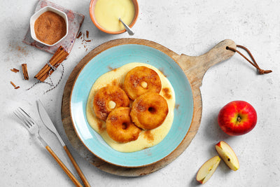 Vier Apfelküchlein mit Vanillesauce – perfekt für ein romantisches Abendessen oder die HOFMANNs-Valentinstags-Box.