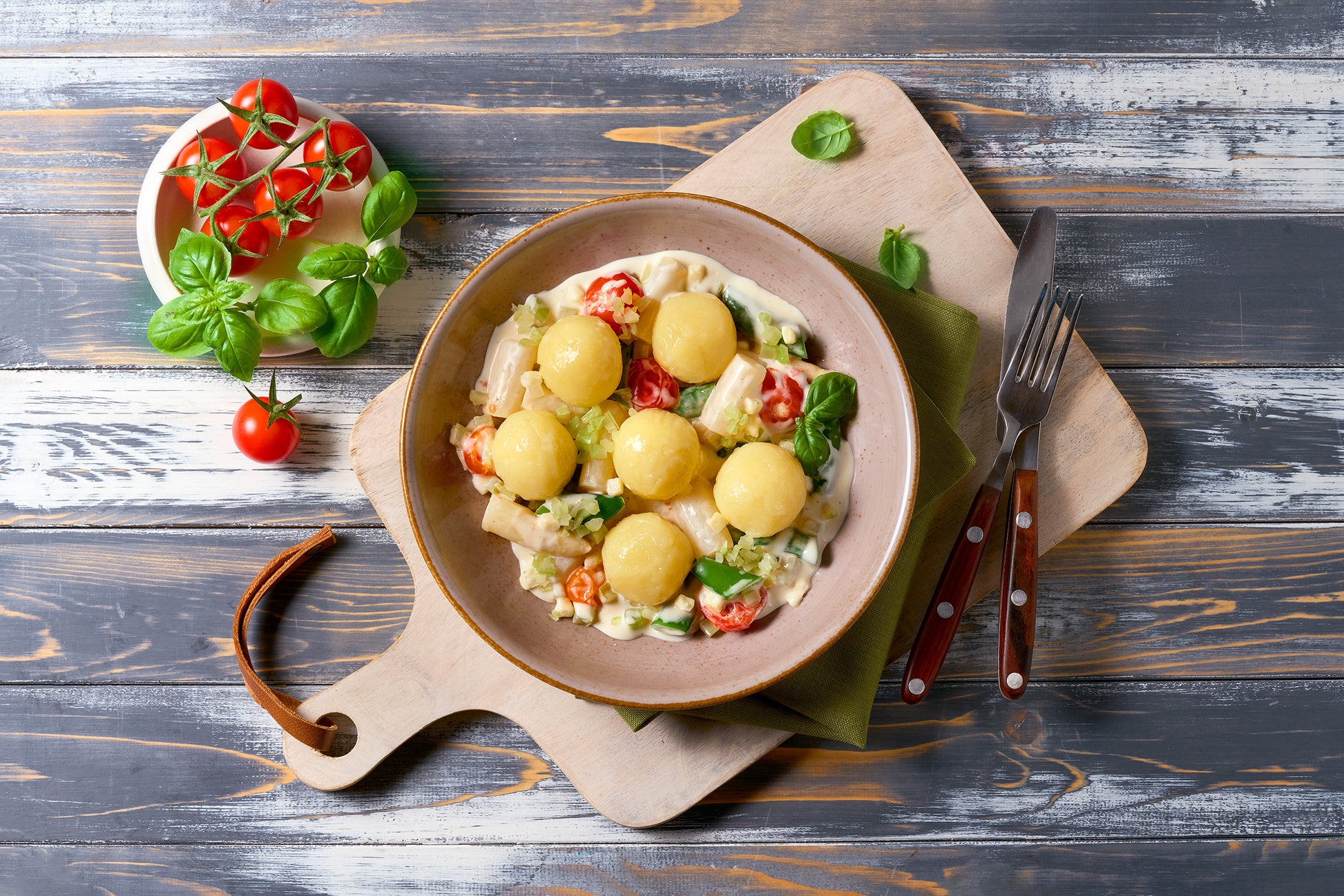 Kartoffelknödel mit Spargel von Hofmanns Shop: Kartoffelklöße mit Spargel, Gemüse und cremiger Soße.