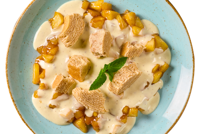 Bratapfeldessert von Hofmanns Shop mit Vanille-Quarkcreme, Obst, Waffelstücken & Minze serviert.