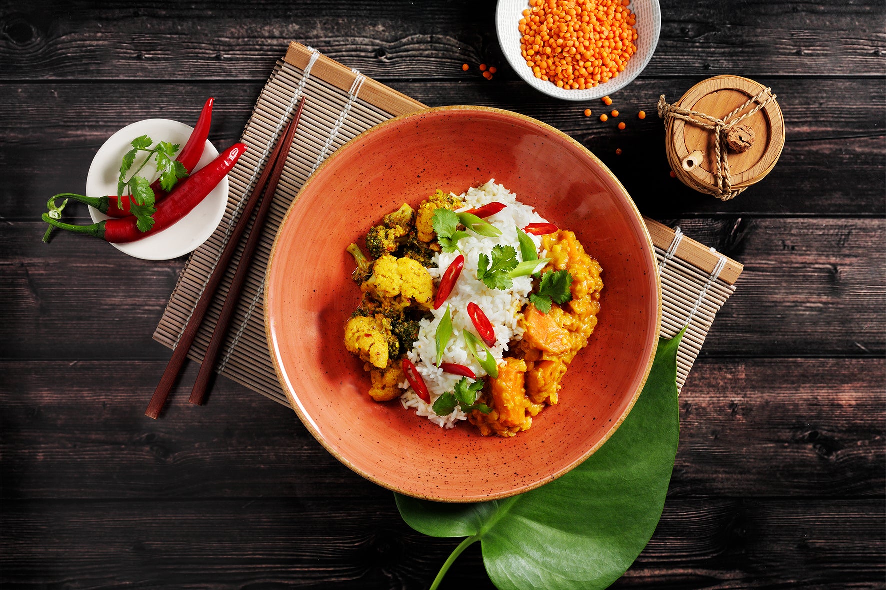 Die Buddha Bowl von Hofmanns Shop besteht aus Basmati-Reis, Curry, Gemüse und Chili auf einer Bambusmatte.