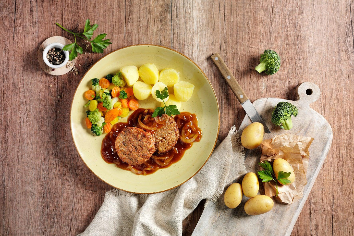 HOFMANNs Herzhafte Küche: Hackbraten, Kartoffeln und Gemüse von HOFMANNs – ein kulinarischer Hochgenuss.