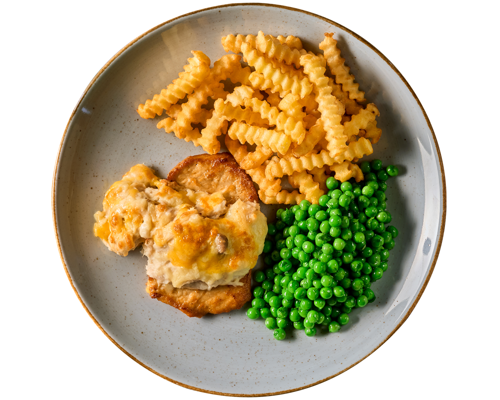 Ein Teller mit Schweinesteak "au four" von Hofmanns Shop, Pommes frites und grünen Erbsen.