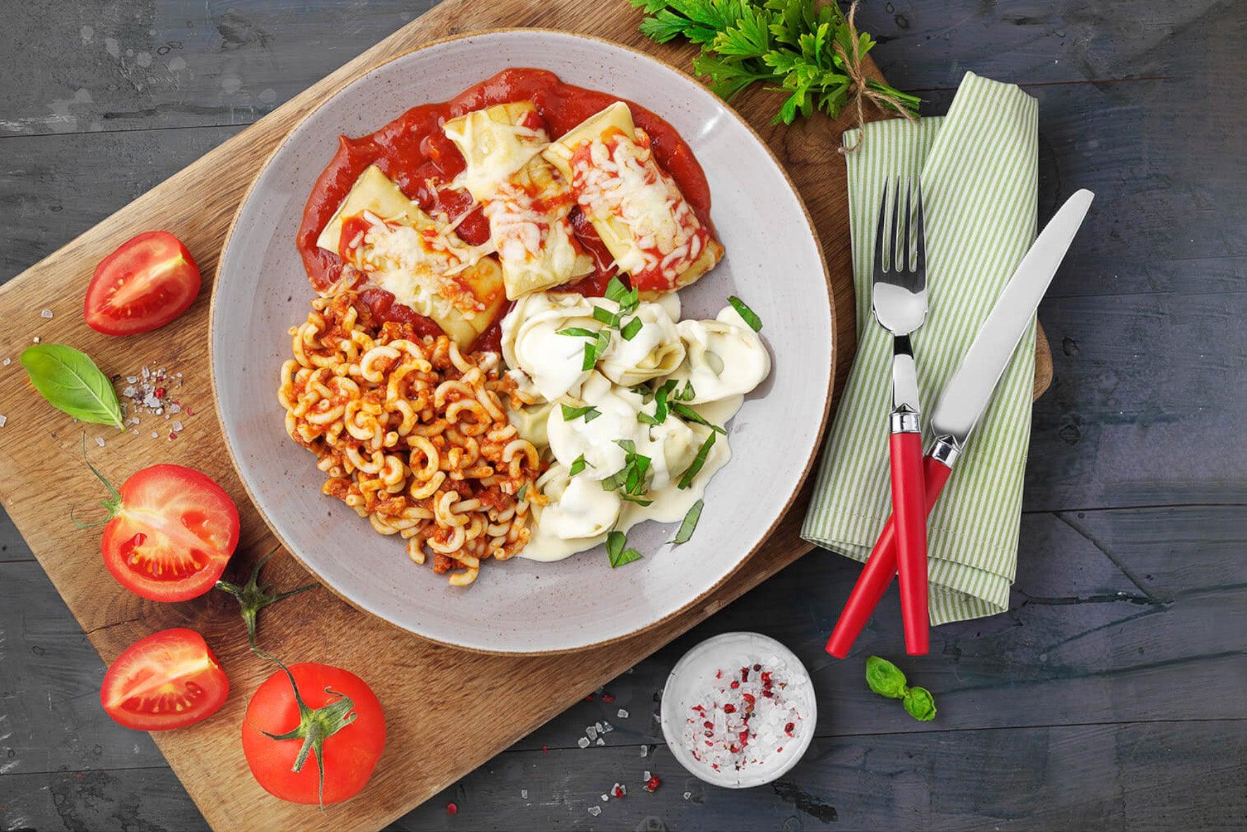 Ein Teller aus HOFMANNs Kunterbunt-Box + Italien-Box: Pasta, Cannelloni & cremige Tortellini.