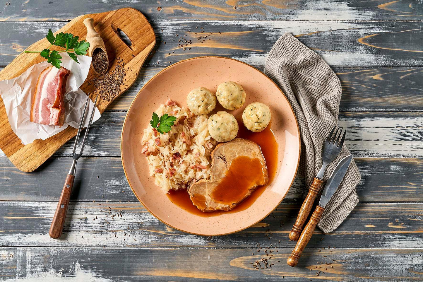 Teller mit Schweinebraten, Bratensoße, Knödel aus HOFMANNs Probierbox: Herzhafte Küche - Herzhafte Menüs.