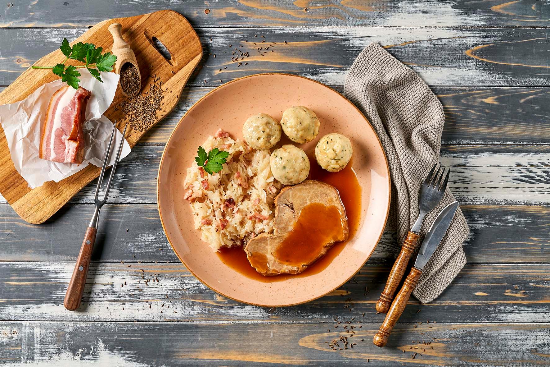Omas Verwöhnmenü von HOFMANNs: Schwein, Soße, Sauerkraut & Knödel wie bei Oma in einer Box.