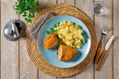 Paniertes Hähnchen und Käsekartoffeln in HOFMANNs Überraschungsbox.