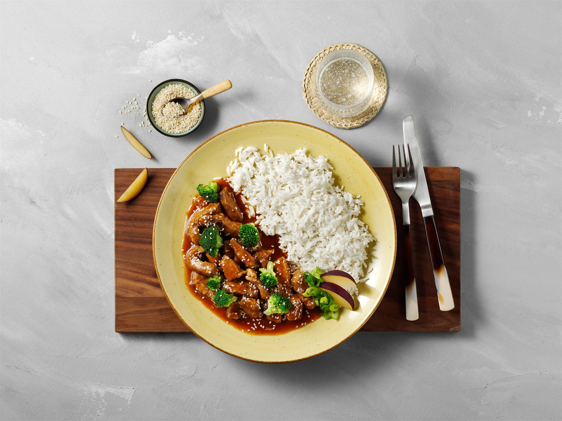 Schweinegeschnetzeltes "Asia Style" von Hofmanns Shop mit Reis, Gemüse und Getränk.