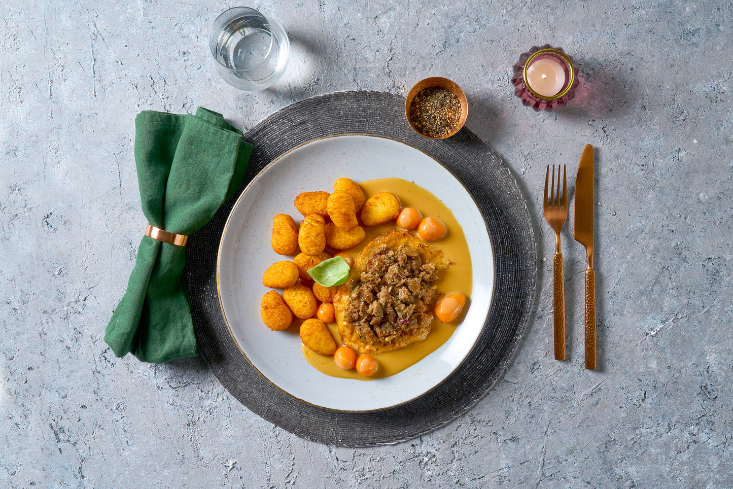 Schweinesteak "Spekulatius" von Hofmanns Shop, serviert mit Dauphine-Kartoffeln und Kirschtomaten.