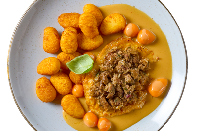 Ein Tellergericht mit Schweinesteak "Spekulatius" von Hofmanns Shop, Dauphine-Kartoffeln, Kichererbsen, Beilage.