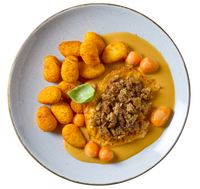 Ein Tellergericht mit Schweinesteak "Spekulatius" von Hofmanns Shop, Dauphine-Kartoffeln, Kichererbsen, Beilage.