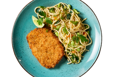Hofmanns Shop Schnitzel in Panko-Kräuter-Panade auf Veggie-Nudeln - perfekt für einen Asia-Twist-Genuss.
