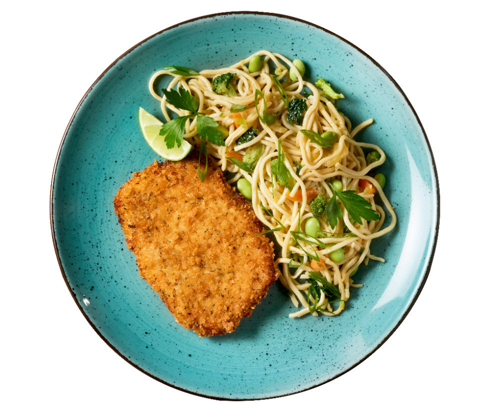 Hofmanns Shop Schnitzel in Panko-Kräuter-Panade auf Veggie-Nudeln - perfekt für einen Asia-Twist-Genuss.