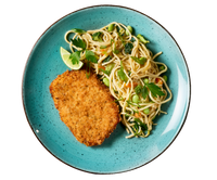 Hofmanns Shop Schnitzel in Panko-Kräuter-Panade auf Veggie-Nudeln - perfekt für einen Asia-Twist-Genuss.