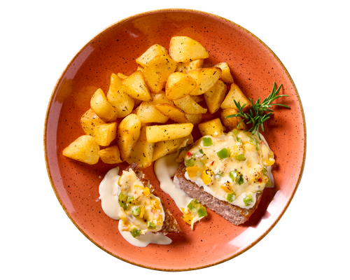 Orangefarbener Teller mit HOFMANNs Hacksteak „Chili + Cheese“, Patatas Bravas und Rosmarin.