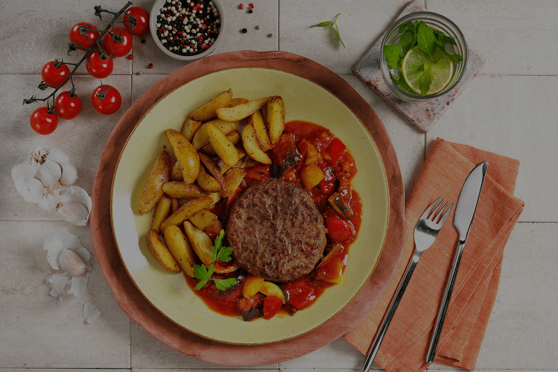 HOFMANNs Herzhafte Küche: Steak, Kartoffeln & Paprika in Sauce – ein Genuss der internationalen Küche.