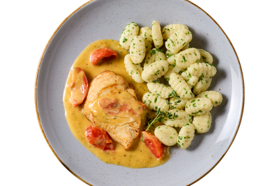 Sahne-Tomaten-Hähnchen von Hofmanns Shop mit Gnocchi und Kirschtomaten.