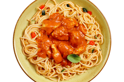 Ein Teller Hofmanns Shop Spaghetti „Alfredo“ mit Tomatensoße, Hähnchenstücken und Basilikum.