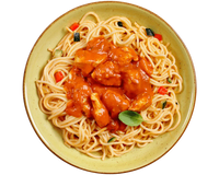 Ein Teller Hofmanns Shop Spaghetti „Alfredo“ mit Tomatensoße, Hähnchenstücken und Basilikum.