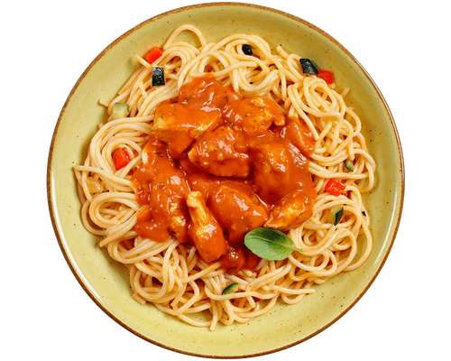 Ein Teller Hofmanns Shop Spaghetti „Alfredo“ mit Tomatensoße, Hähnchenstücken und Basilikum.