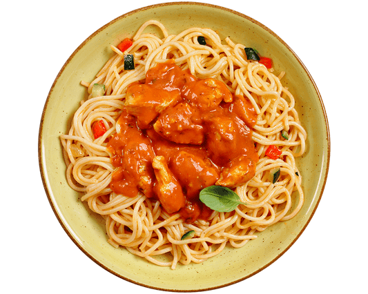 Ein Teller Hofmanns Shop Spaghetti „Alfredo“ mit Tomatensoße, Hähnchenstücken und Basilikum.