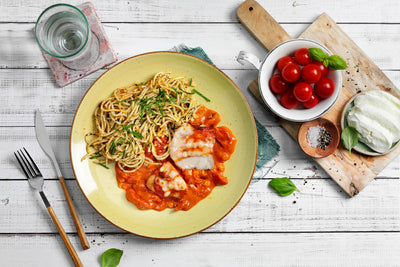 Ein Teller Pasta mit Tomatensauce und Käse – ein Hochgenuss aus der HOFMANNs Feinschmecker-Box.