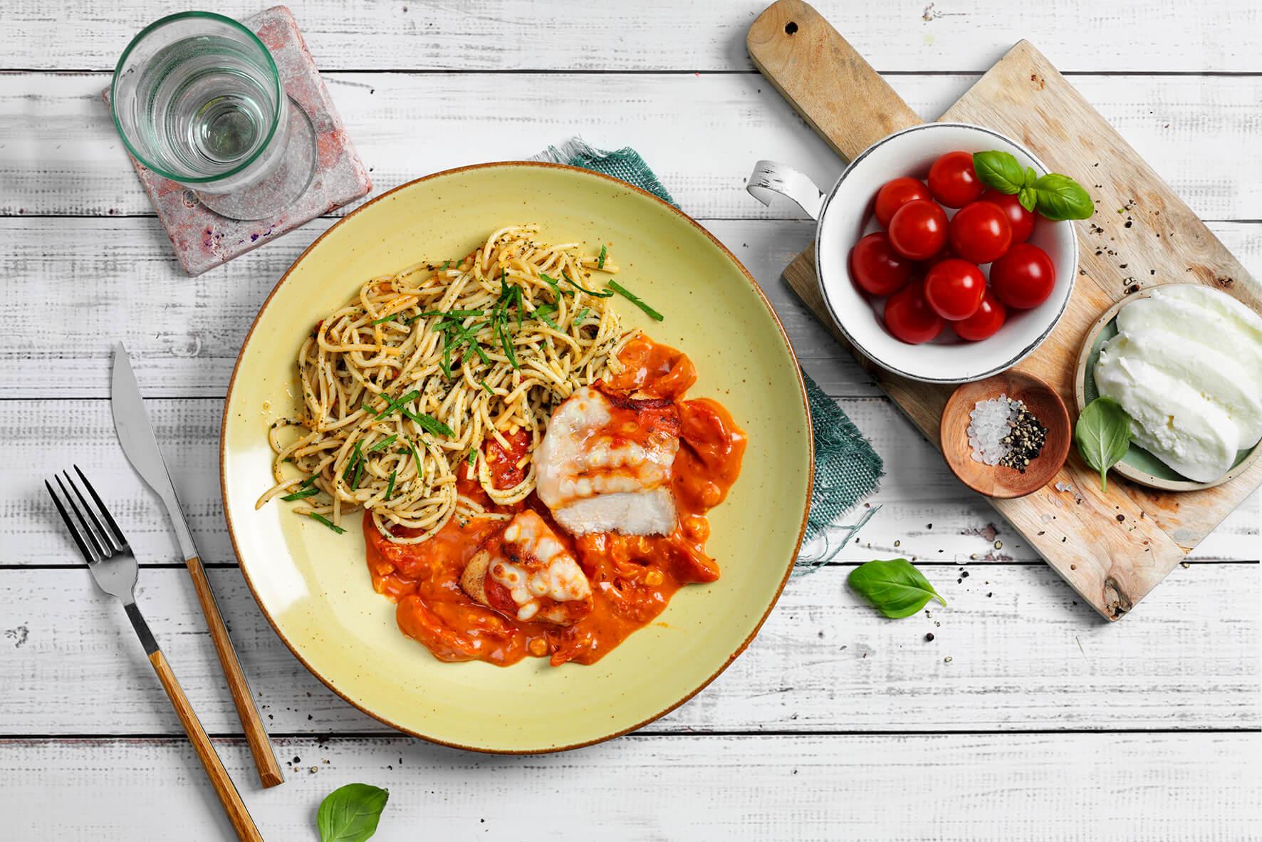 Ein Teller Pasta mit Tomatensauce und Käse – ein Hochgenuss aus der HOFMANNs Feinschmecker-Box.