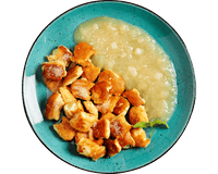 Goldener Kaiserschmarrn mit Apfelkompott von Hofmanns Shop, serviert auf einem türkisfarbenen Teller.