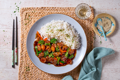Weißer Reis mit Hofmanns Shop gepflanzt.steak Bites "Teriyaki Style", Gemüse, und Sesam.