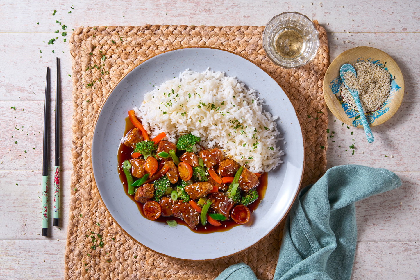 Weißer Reis mit Hofmanns Shop gepflanzt.steak Bites "Teriyaki Style", Gemüse, und Sesam.