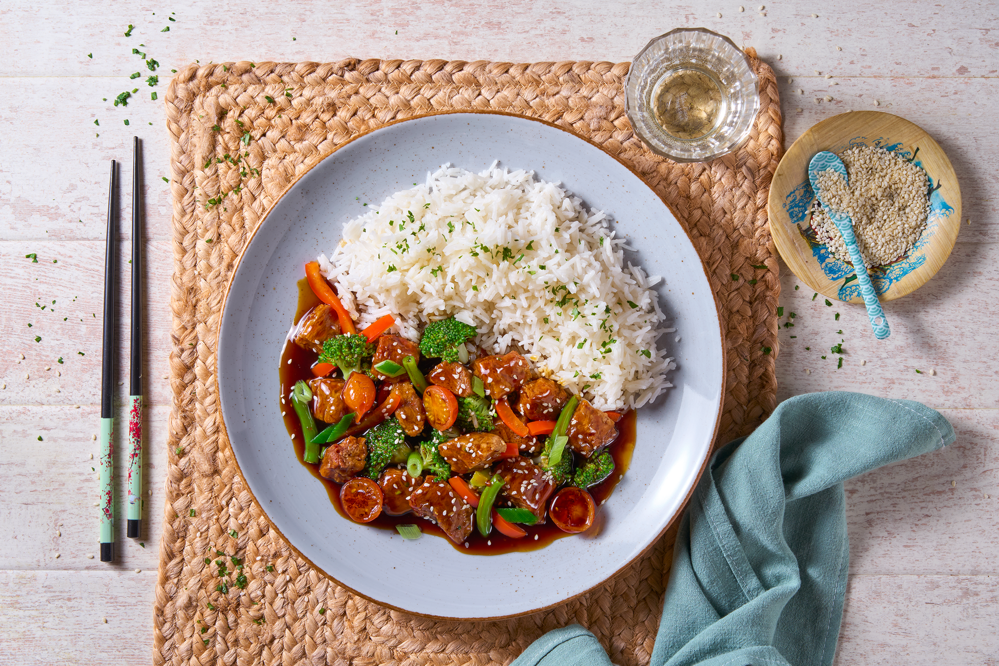Weißer Reis mit Hofmanns Shop gepflanzt.steak Bites "Teriyaki Style", Gemüse, und Sesam.