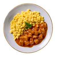 Ein Teller Hofmanns Shop gepflanzt.steak Bites "Gulasch Style" auf Eierspätzle, garniert mit Petersilie.