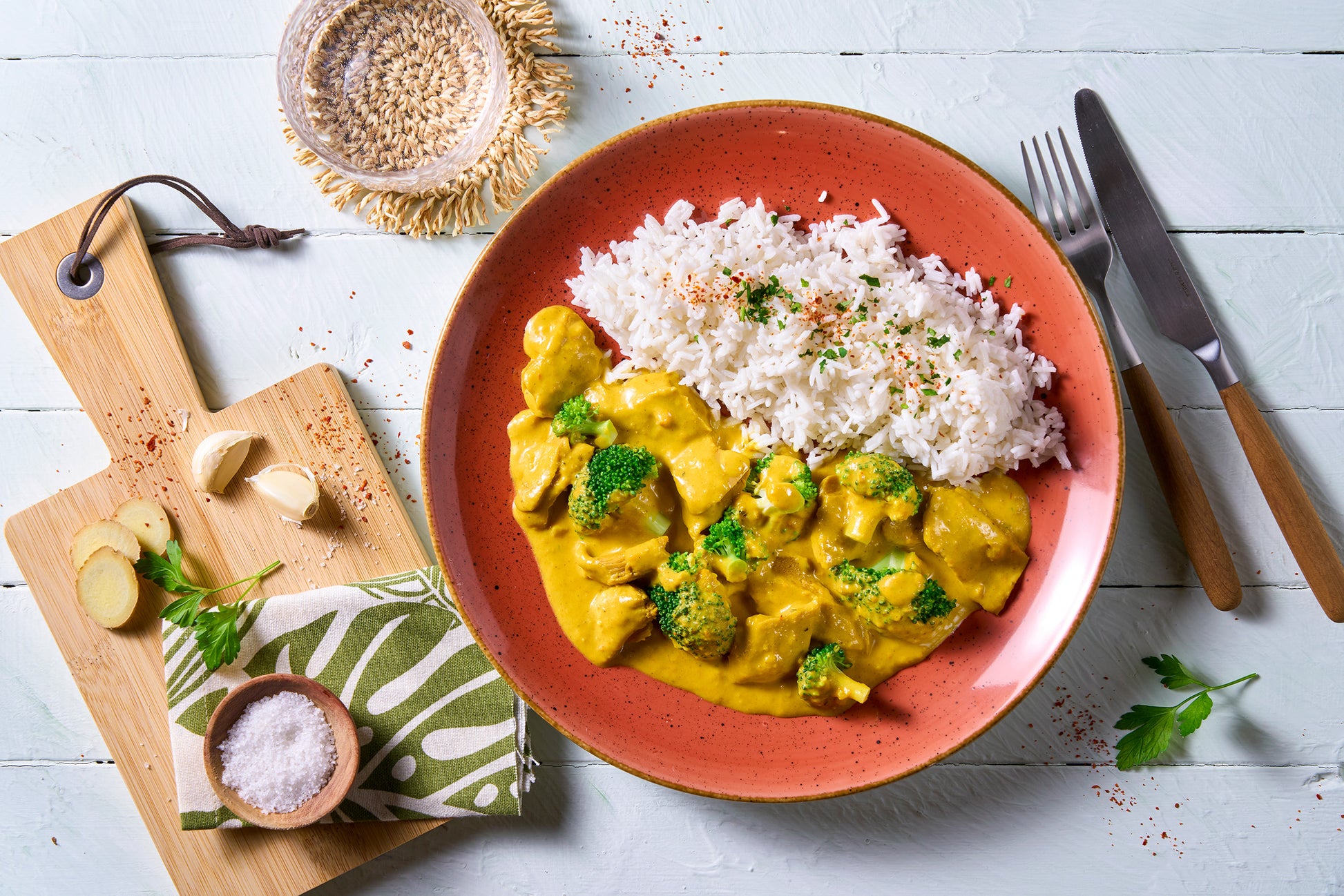 Weißer Reis mit Hofmanns Shop gepflanzt.Huhn "Butter Chicken Style" Curry und Gemüse, gekräutert.