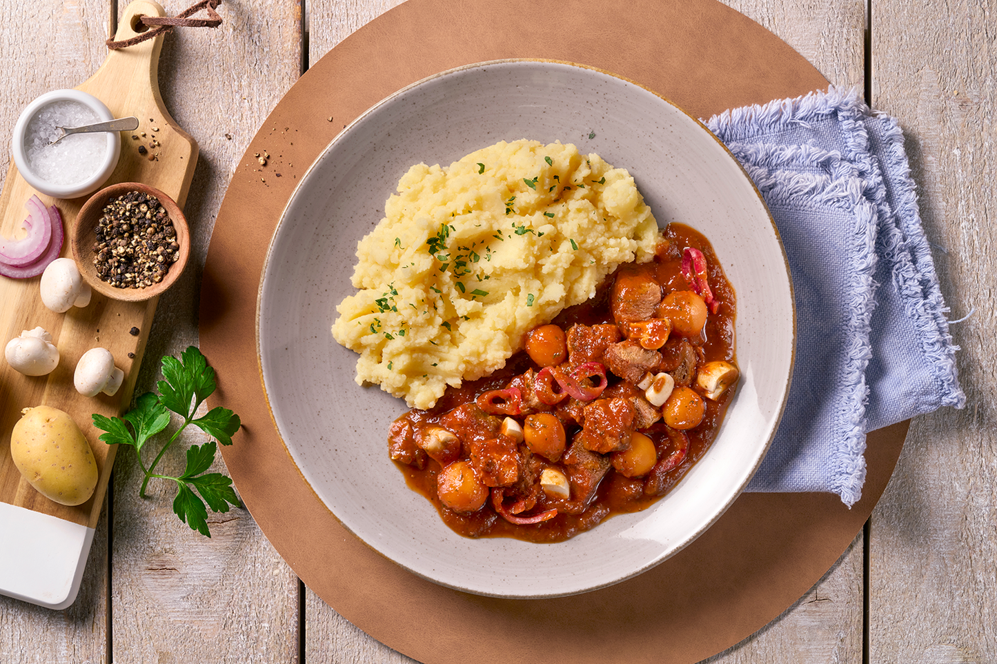 Gepflanzte.Steak-Häppchen "Bourguignon Style" von Hofmanns Shop serviert mit Kartoffelstampf und Gemüse.