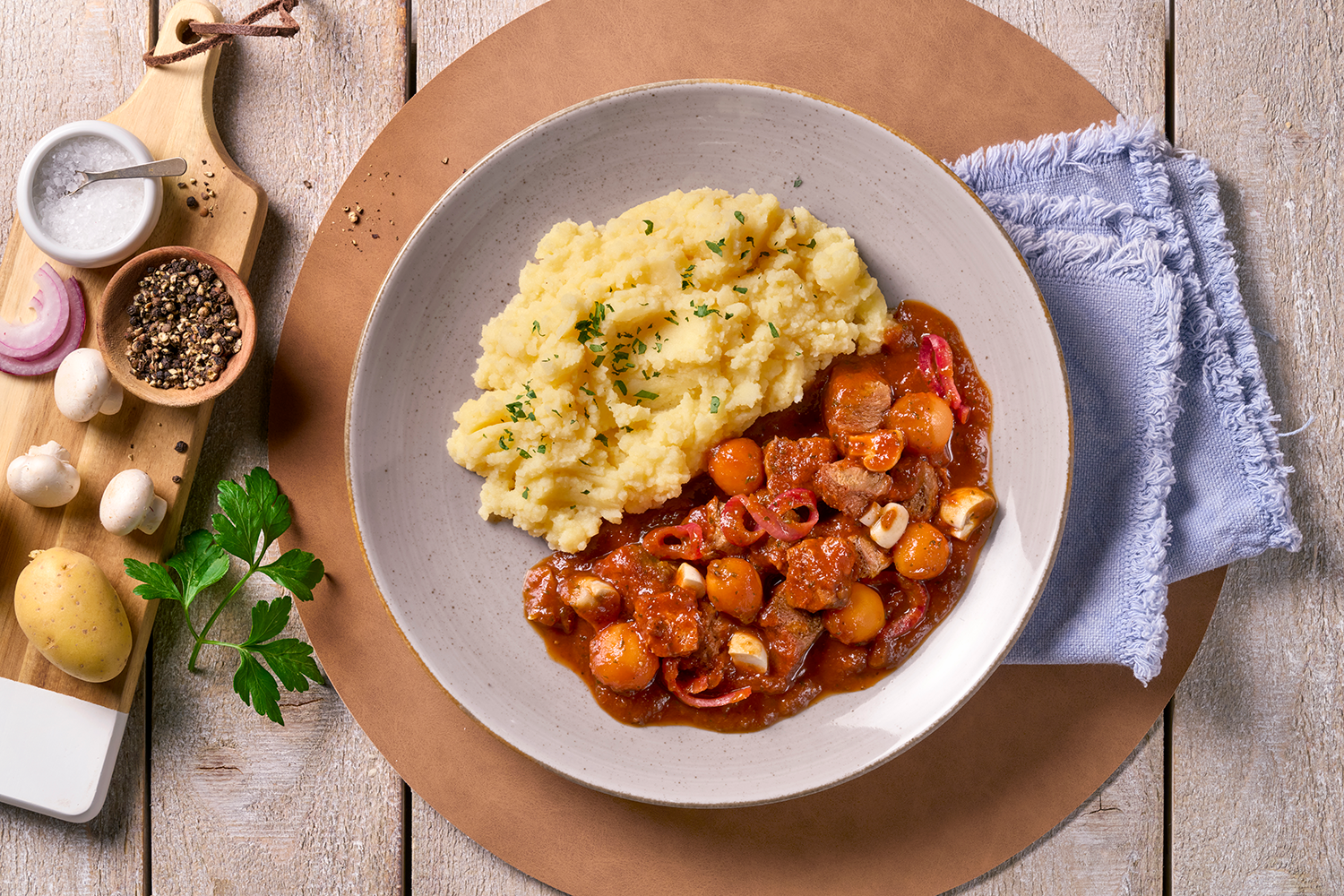 Gepflanzte.Steak-Häppchen "Bourguignon Style" von Hofmanns Shop serviert mit Kartoffelstampf und Gemüse.