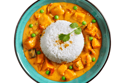 Eine Schüssel Hofmanns Shop Süßkartoffel-Curry mit Basmatireis, garniert mit Koriander.