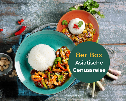 Zwei Schüsseln asiatischer Gerichte mit Reis, Gemüse und Fleisch, darunter Chicken Curry. 8er Box HOFMANNs Asiatische Genussreise.