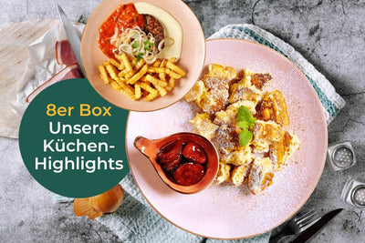 Rosa Teller mit Kaiserschmarrn, Pommes, Dip, Kompott; „Unsere Küchenhighlights“ von HOFMANNs auf grünem Kreis.