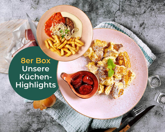 Rosa Teller mit Kaiserschmarrn, Pommes, Dip, Kompott; „Unsere Küchenhighlights“ von HOFMANNs auf grünem Kreis.