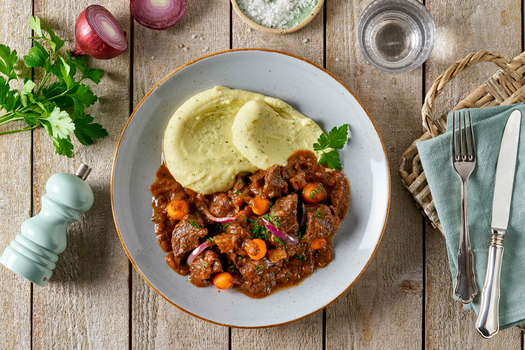 HOFMANNs Protein-Box & Fit & Free-Box: proteinreiche Gerichte auf rustikalem Holztisch.