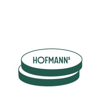 Zwei grün-weiße, runde Tafelgrafiken übereinander, mit der Aufschrift „HOFMANN’S“ auf der oberen Tafel.