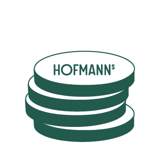 Stapel aus drei grün-weißen Scheiben mit dem Wort „HOFMANNs“ auf der oberen Scheibe.