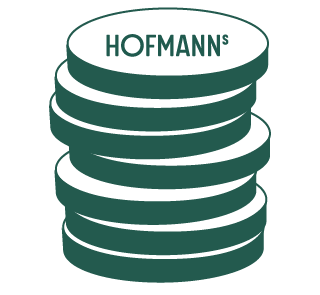 Stapel grün-weißer runder Objekte, auf dem obersten steht „HOFMANNS“.