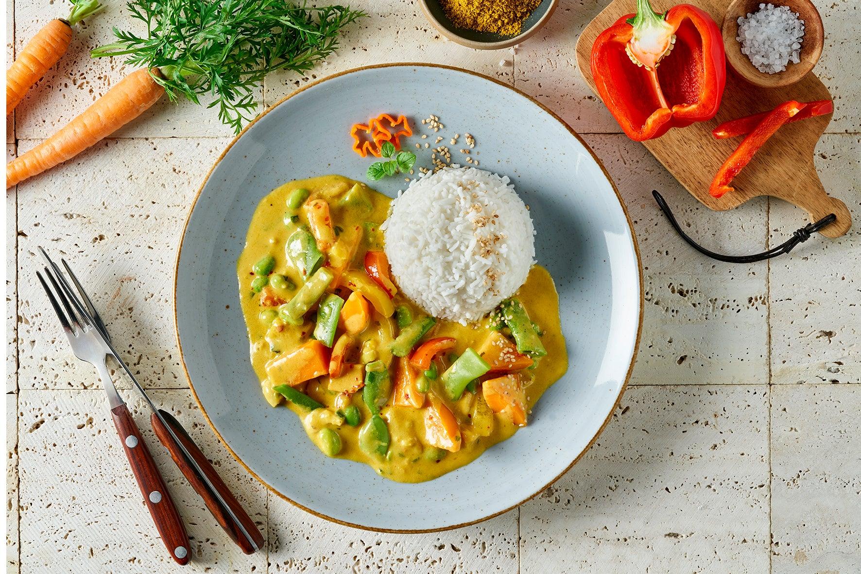 HOFMANNs Asiatische Genussreise: Hühnercurry mit gemischtem Gemüse, Reis und Sesam.